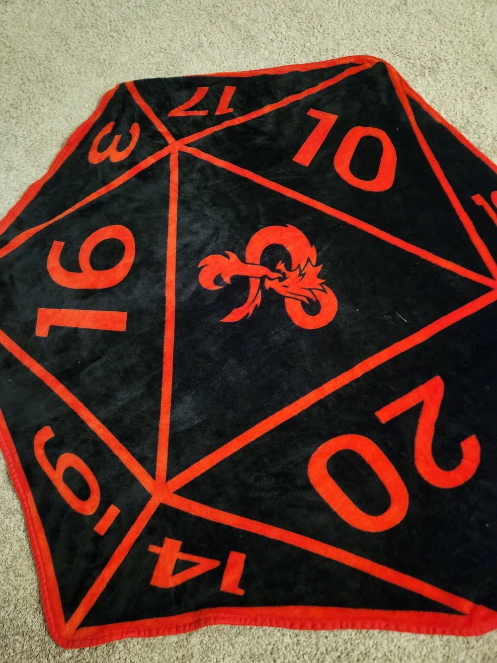 Dungeons & Dragons Dice Throw Blanket - Picture 4 of 6